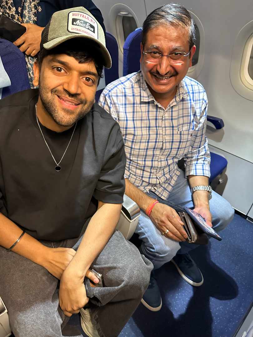 Delighted to have crossed paths with Guru Randhawa on a recent flight! ✈️ It was a pleasure chatting with such a talented artist and learning more about his creative process. His insights were valuable, and his dedication to his craft is truly inspiring. 🎶

#GuruRandhawa