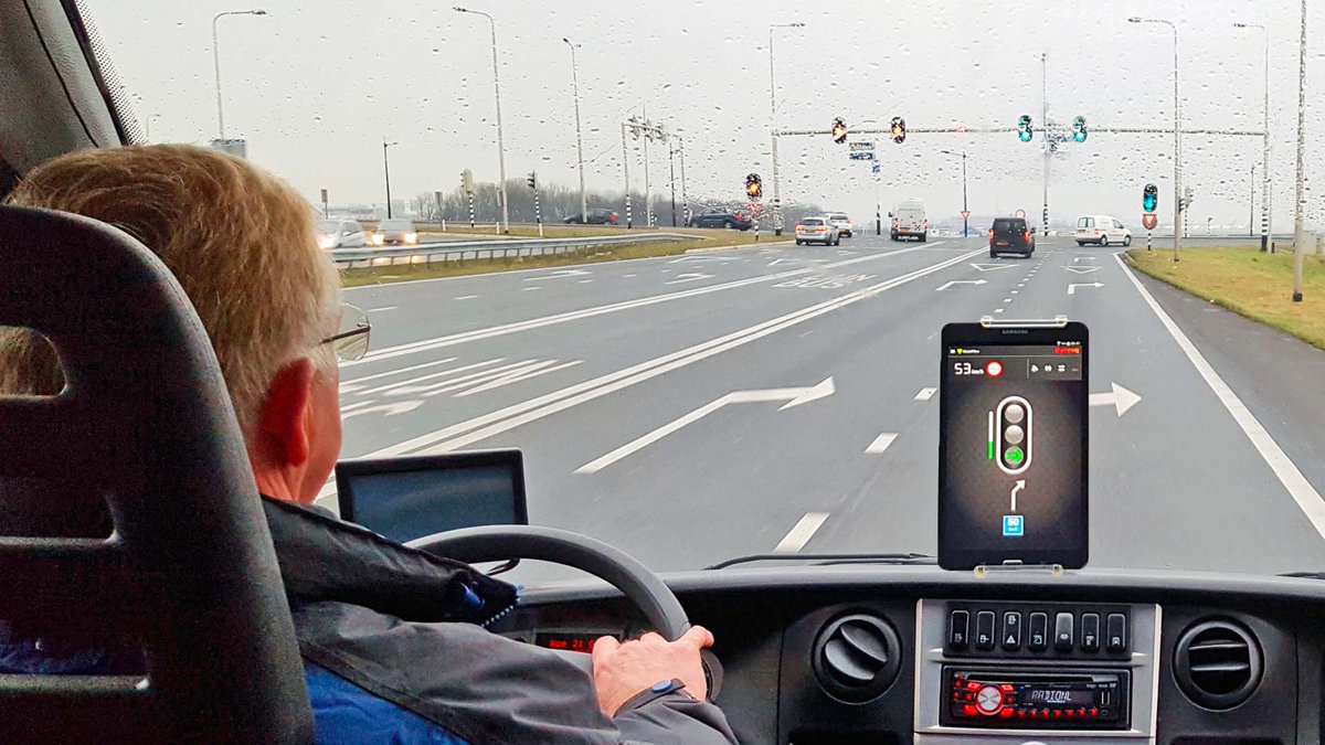 Claassen Logistics deed met 65 vrachtwagens mee aan een uniek onderzoek naar slimme verkeerslichten in Tilburg. Meer info: ap.lc/Bvoee. Samenwerking: @gemeentetilburg, @SmartwayZNL, Logi-App B.V., @yunextraffic, C-ITS Advies, Claassen Logistics, @MidpointBrabant.