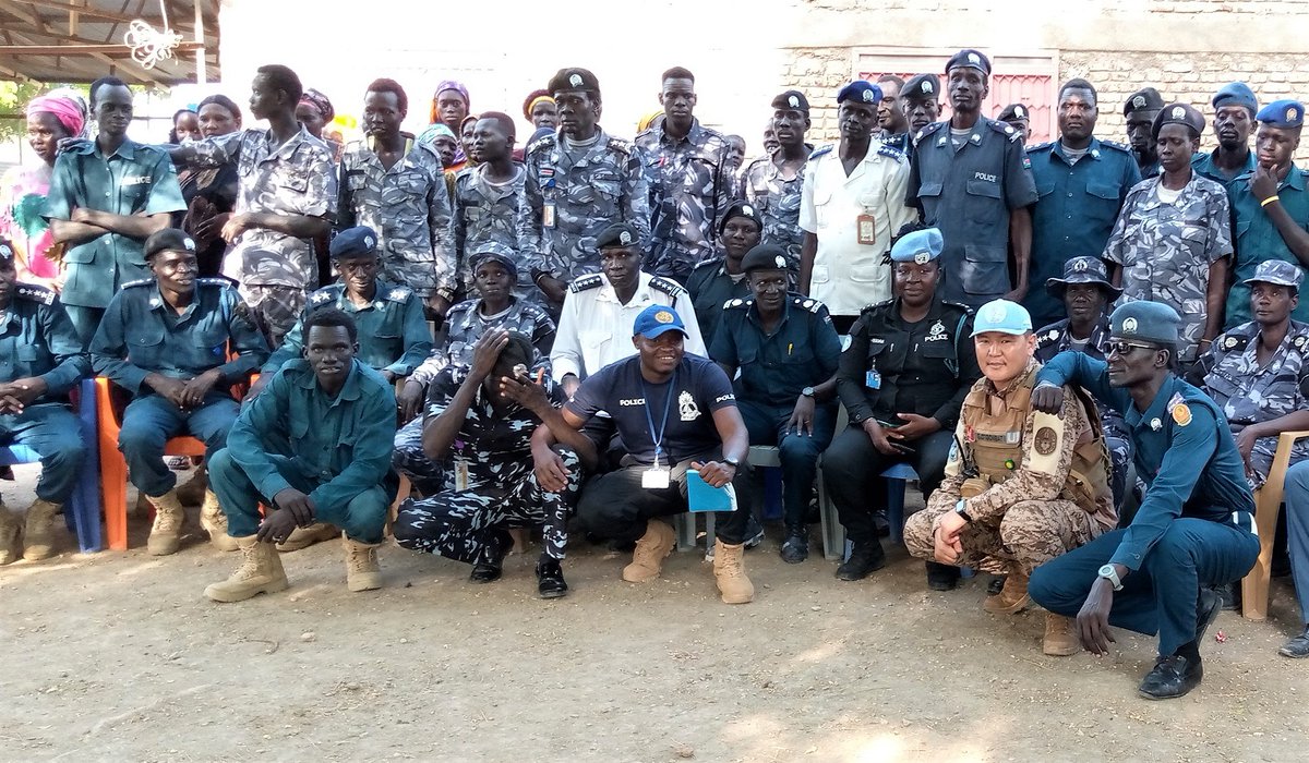 #PeaceBegins with capacity building! That’s what #UNMISS @UNPOL officers focused on to conduct workshops for 200 #SouthSudan National Police officers, including 80 women in Rubkona & Mayom.
✅ crime scene management 
✅interrogation 
✅ respond to violence against women & girls