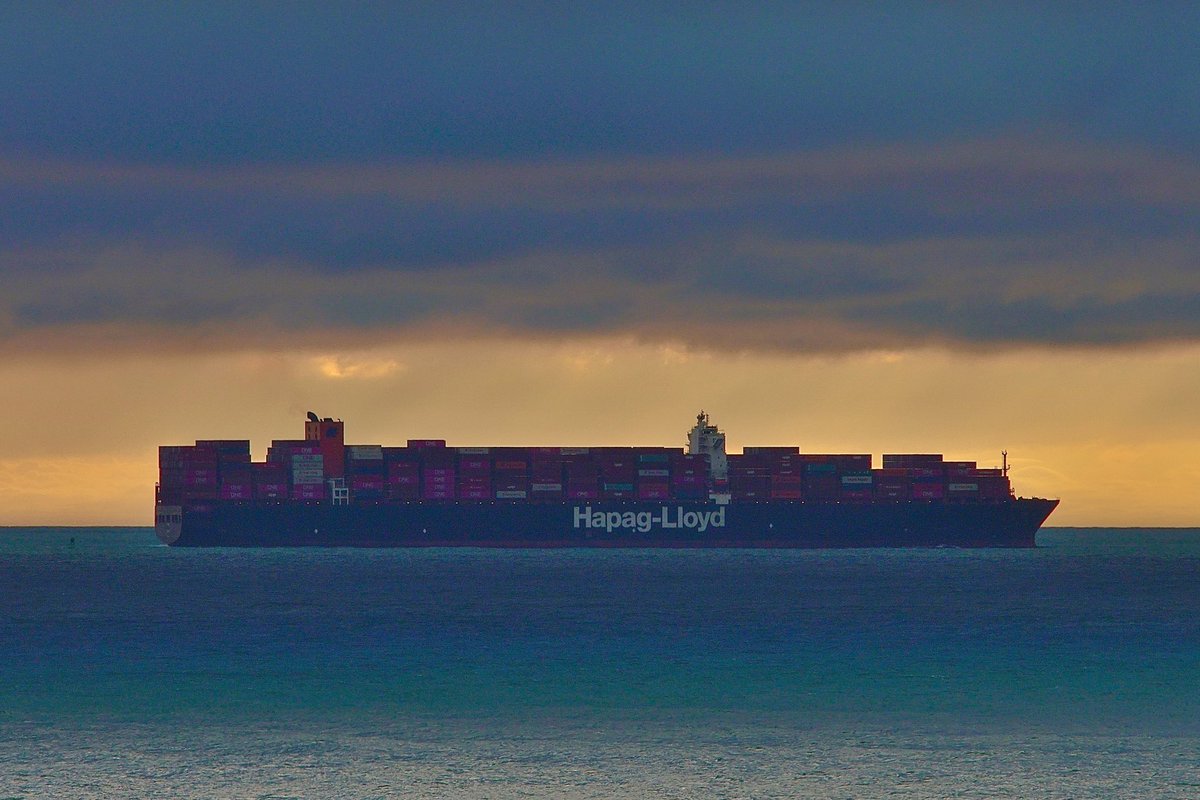 At 366 meters the #HapagLloyd A13-class #ContainerShip AL RIFFA, en route to Charleston, South Carolina, flying the flag of Liberia 🇱🇷. #ShipsInPics #ALRiffa