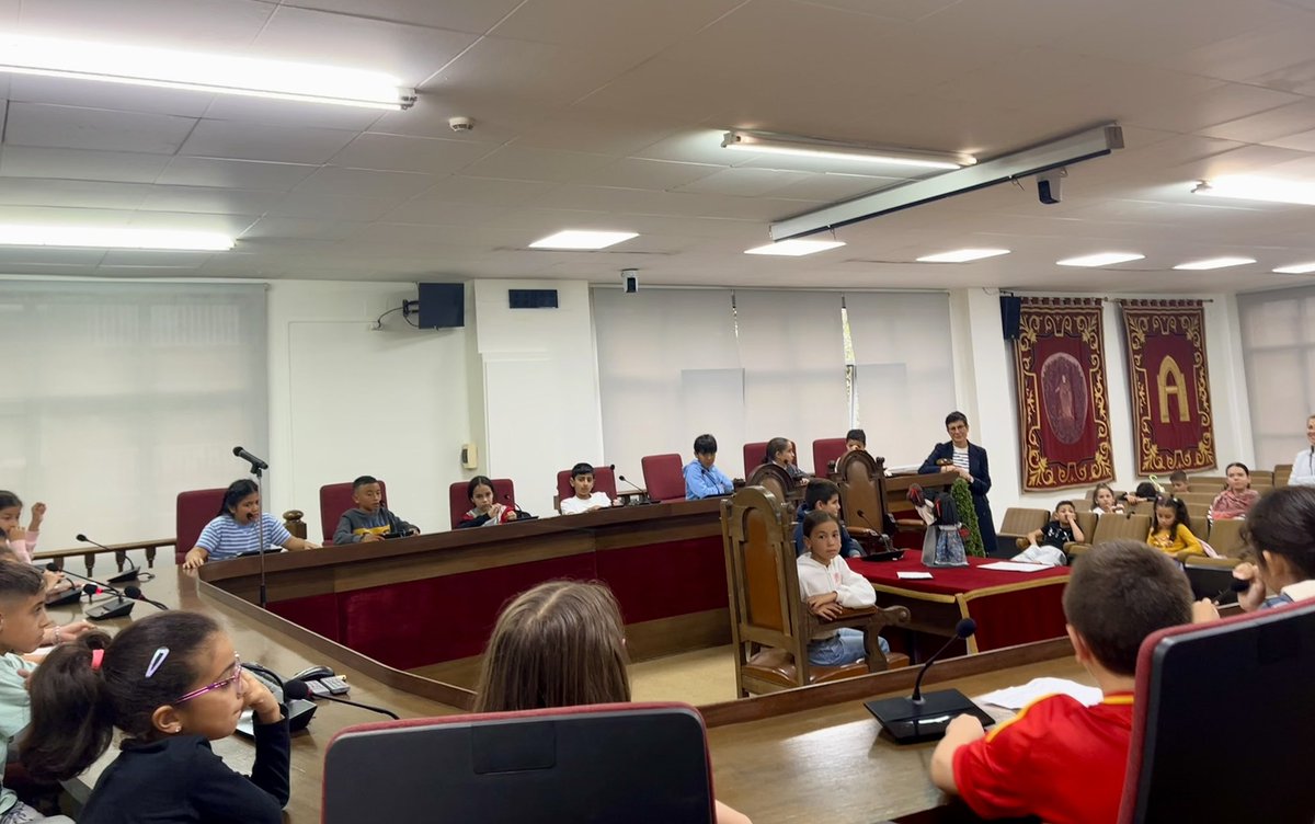 📚🧒👦Els i les alumnes de tercer de primària de l’escola <a href="/catalunyaSAB/">Escola Catalunya SAB</a> han visitat aquest matí l’ajuntament de Sant Adrià  per conèixer el seu funcionament i també la història de la nostra ciutat.  

Prenc bona nota dels consells i suggeriments que m’heu comentat avui 👍🏼 #SAB