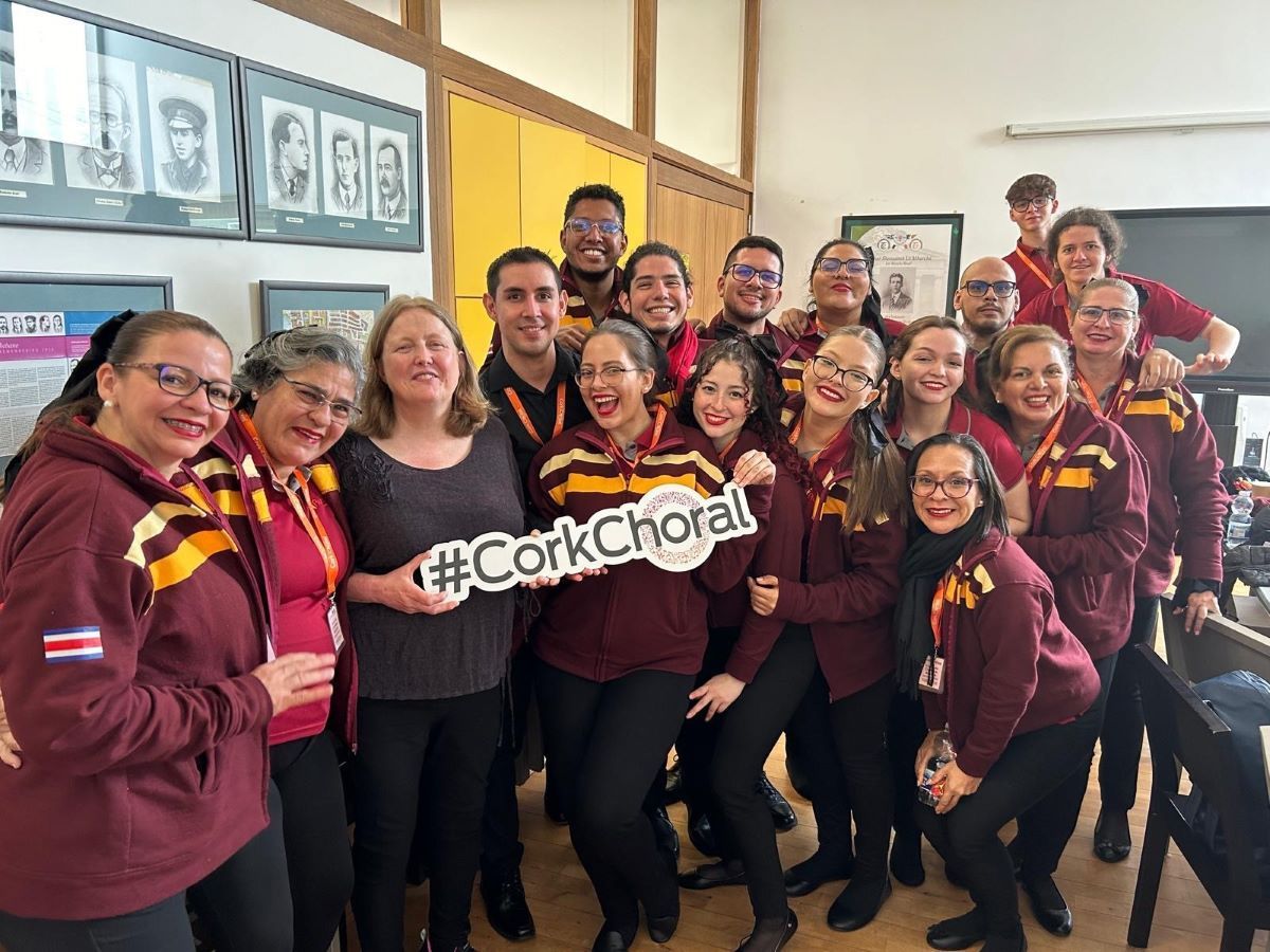 As part of the Cork Choral Festival, Coro de Camara Aurora travelled all the way from Costa Rica and entertained us with their beautiful singing, here in Tory Top Library, last Friday 3 May. 🎶 😀 
 
#CorkCityLibraries #ToryTopLibrary