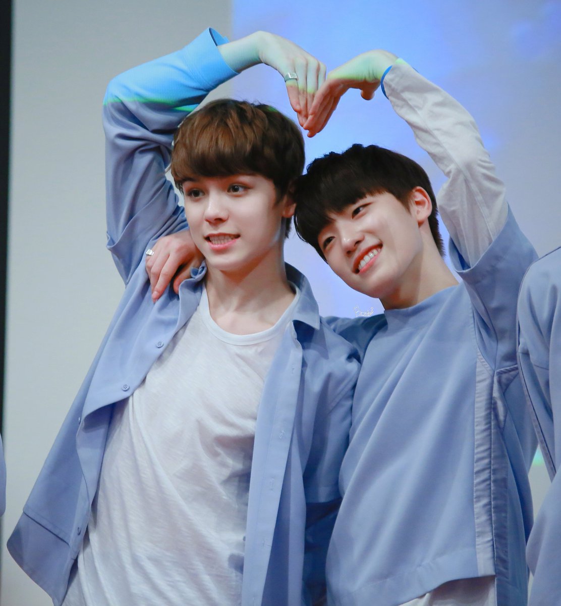 160605 대구 팬사인회

아기 북극곰🐻‍❄️🤍 아기 수달🦦🤎

#버논 #VERNON #최한솔 #HANSOL #디노 #DINO #이찬 #세븐틴 #SEVENTEEN