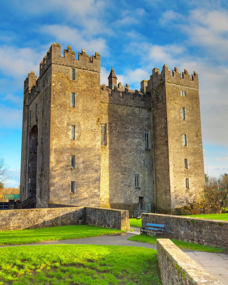 What does #Ireland mean to you? 🇮🇪 Warm Irish hospitality, dramatic coastlines & ancient castles are just the beginning! 🍀 #TravelDreams

📍 #Cobh
📍 #CliffsofMoher
📍 #BunrattyCastle