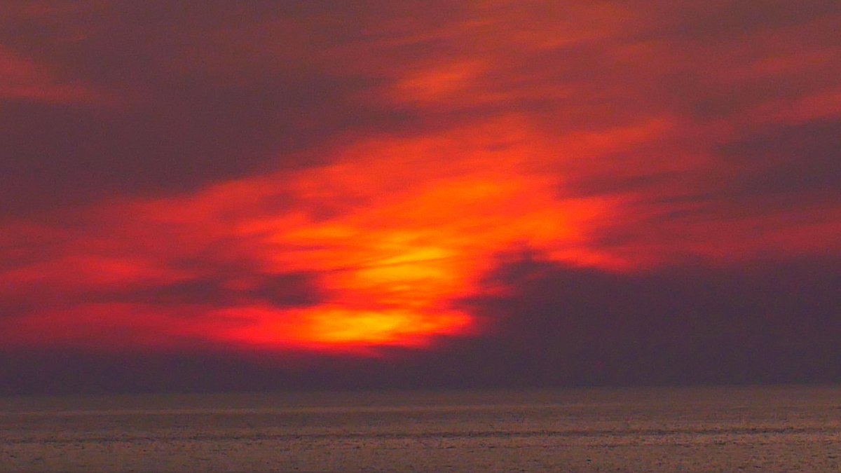今日も一日お疲れ様でした
今日は、雲が厚く夕焼けは見られませんでした

日本海に沈む夕陽…のハズが雲出てきた夕空😅

＃カコソラ
＃夕焼け