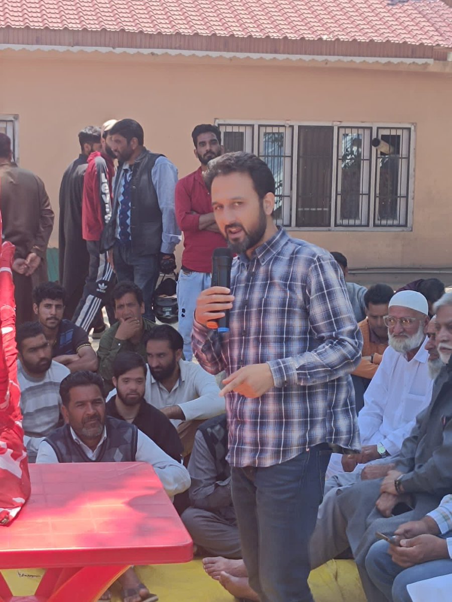 JKNC State Spokesperson and Incharge Kulgam @ImranNDar today addressed a workers meeting in Munnad village of  Block Behibagh and sought votes for party candidate Mian Altaf Larvi Sb. District Secretary Safdar Ali Khan, District VP Mohammad Younis Malik, Block President Mohammad…