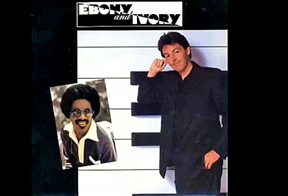 Il #15maggio del 1982 “Ebony And Ivory” di #PaulMcCartney e #StevieWonder arriva al #1 delle charts americane   #almanaccomercury