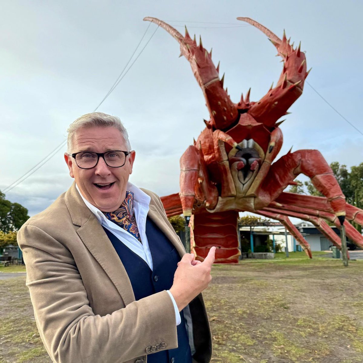 In Kingston, South Australia, thought I was meeting a family with a puppy 🐶 

… meet ‘The Big Lobster’ 🦞 … a landmark in these parts 😮 

@DogsBehavingAU 

#onlocation #australia #DogsBehavingVeryBadlyAU #DBVBAU