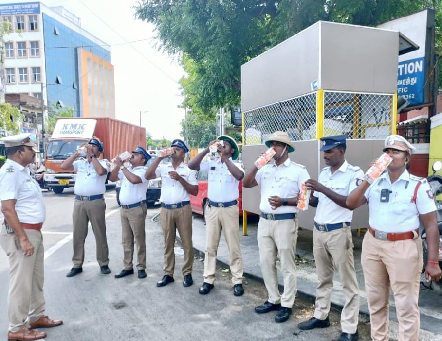 🚦🔥 Traffic Heroes Stay Hydrated! 🚦🔥 

🙌👮‍♂️👮‍♀️ To beat the heat, they're now receiving electrolyte drinks. Let's salute their unwavering commitment! 💪🌞 #TrafficHeroes #StayHydrated #SummerSafety #ChennaiTraffic @SandeepRRathore @R_Sudhakar_Ips @chennaipolice_ @roadraja