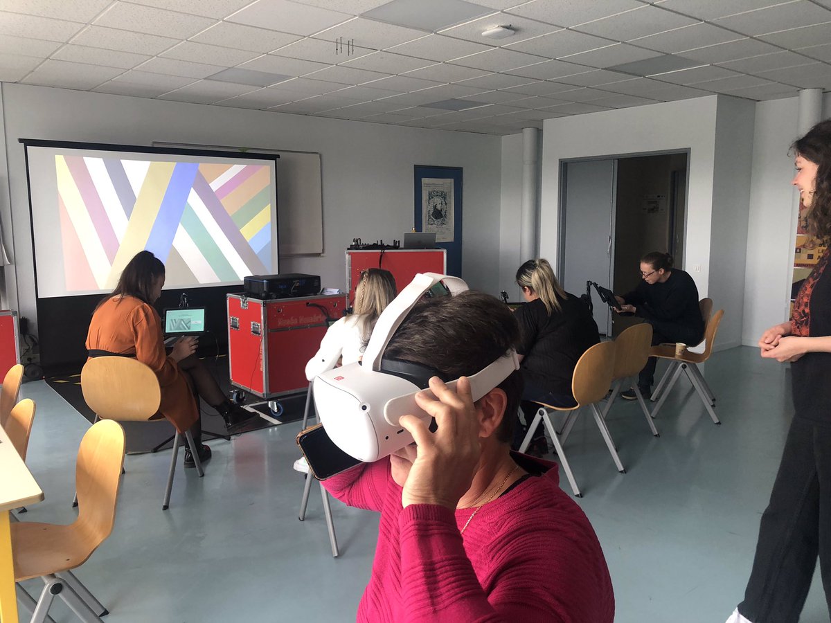 Dans le cadre du #TNEVosges, le laboratoire #numérique de Darney accueille un salon des usages à destination des communautés éducatives #1D et #2D de la circonscription de Vittel. À découvrir des ateliers #EDD, savoirs #fondamentaux, Microfolie, web TV &amp; radio.
#TNE88
#France2030