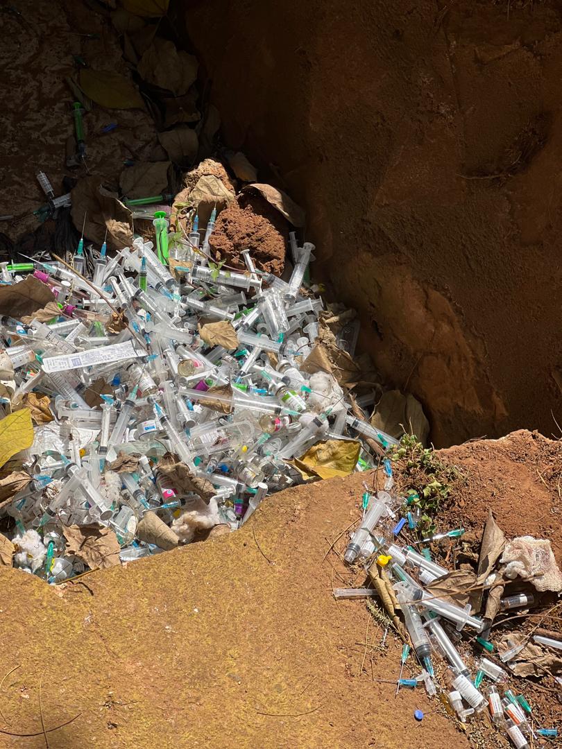 Imagine road drainage clogged used medical syringes wastes,Plastics everywhere. It will end in water bodies.

It is so bad to the environment, Plastics pollution threatens human health. #PlasticPollution #plasticTreaty #ZeroWaste
