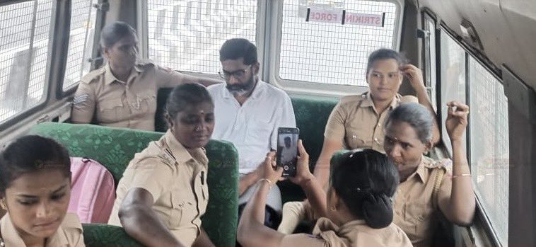 AddyVenu's tweet image. #savukkushankar was harassed and physically tortured by Women Police escorted him to the court.

Look at the Leg and hand of Police Women touching him.

Who gave the rights to Police to take the photo/video of a Prisoner?

#FelixGerald 
#IStandWithSavukkuShankar #SavukkuShankar…