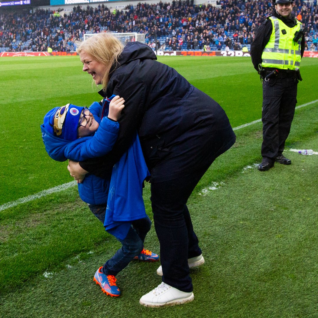 We had an excited, happy boy on the pitch last night at half-time! 😄🤩 The @RangersFC fans gave Iain Norrie a fantastic Ibrox welcome as Connor Goldson presented his prize for winning our #HeartHeroes competition! 👏 Iain's story ➡ bit.ly/3UvWsqC 💙💗 @TheBHF