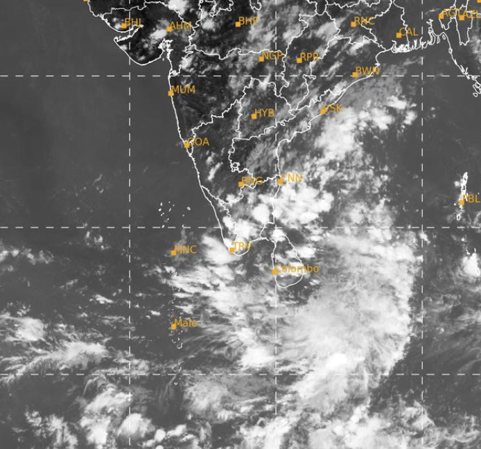 This is similar to typical NE monsoon onset images but in May.

Look at circulation over Lanka with an extended inverted trough extending till Coastal AP. 

If everything goes well, we can expect rain tomorrow in #Chennai and coastal Tamilnadu,