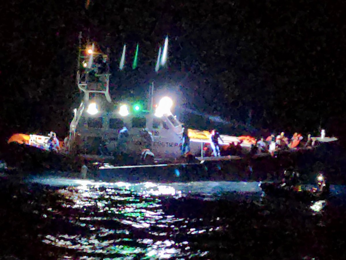 🟠UPDATE Letzte Nacht traf #Nadir auf ein überfülltes Glasfaserboot in Seenot. Die Crew verteilte Rettungswesten. An Bord befanden sich 22 Menschen unter ihnen 3 Kinder. Eine Person wurde zeitweise als ohnmächtig gemeldet. Wenig später nahm die Ital. Küstenwache alle an Bord.