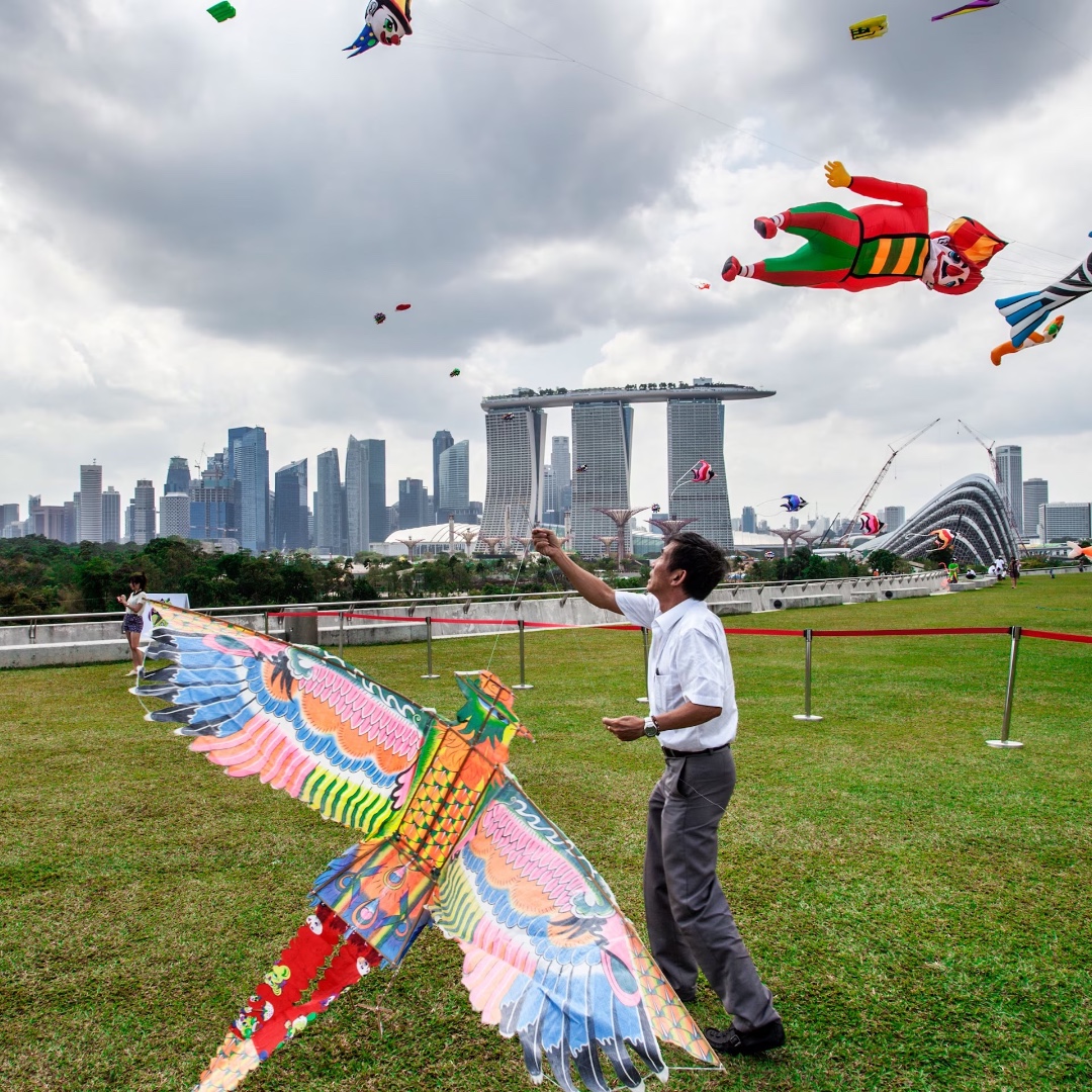 This month's #DesignForPlanet in Action series focuses on #CircularEconomy. 🌍 | Each week, we spotlight innovative projects worldwide like Singapore's high-rise green transformation, doubling its population density while expanding green areas from 36% to 47% of land! 🌿