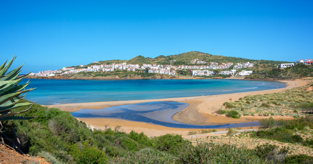 Looking for the best kitesurfing spots in #Spain?🪁🏄Explore #Mallorca's iconic Bay of Palma, ride the winds at #Ibiza's Cala Martina, & experience #Menorca's famous Cala Tirant.🌊
 
Your dream adventure awaits!😍

👉 tinyurl.com/2dz5xs9j

#VisitSpain #SpainSports