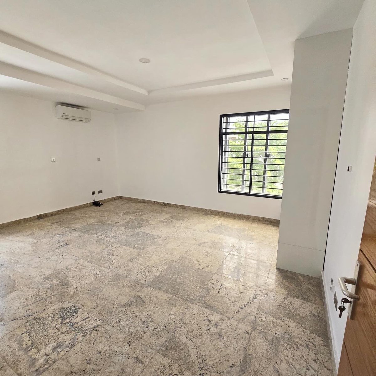FOR RENT - Brand new 5 bedroom detached house with 2Bq and pool 🏊 
📍Location - Parkview estate, Ikoyi

Features:
Swimming pool ✅
2BQs ✅
Spacious ✅
High ceilings ✅
And more
Price : 35m 
Call us on 08082720005 for more
#Propertiesinlagos #Forrent
