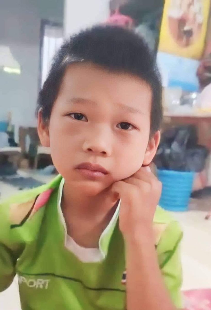 TifFaNy_9member's tweet image. ‼️‼️ รบกวนแชร์ เร่งด่วนมาก

- ใครพบเห็นน้องเบล อายุ 7 ขวบ
รีบแจ้งตำรวจ สภ.กระทุ่มแบน 
- พ่อบีบคอพร้อมเอามีดจี้คอ วีดีโอคอลให้แม่
- น้องร้องขอชีวิตและหายตัวไป
- ก่อนหน้าพยายามเอาน้ำยาล้างห้องน้ำกรอกปากน้อง
- ขี่ จยย. ฮอนด้าเวฟสีขาว ไปตามถนนย่านสมุทรสาคร, กระทุ่มแบน, อ้อมน้อย