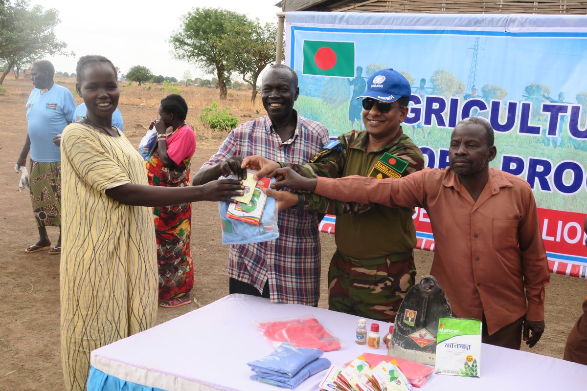 #PeaceBegins 🕊️with healthy harvests🌽!

That's why #UNMISS peacekeepers from #Bangladesh handed over seeds + farming implements to communities in Wau, as part of efforts to build confidence by boosting food security. 

The heartwarming story👉🏾 bit.ly/4akAZ9Z

#A4P