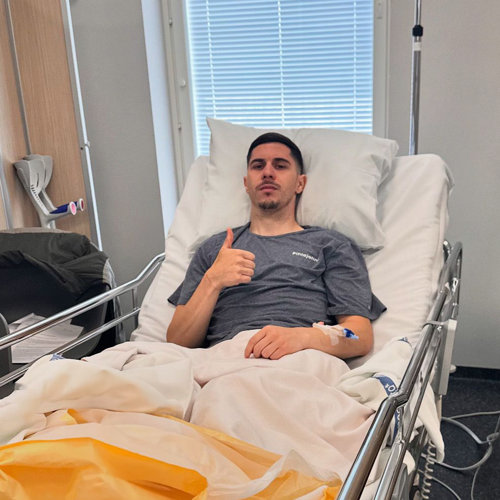 Srdjan Plavšić przeszedł udaną operację ścięgna Achillesa. Teraz czeka go około 6-7 miesięcy rehabilitacji i walka o powrót na boisko. 'Srki', jesteśmy z Tobą! Wracaj szybko do zdrowia! ✊