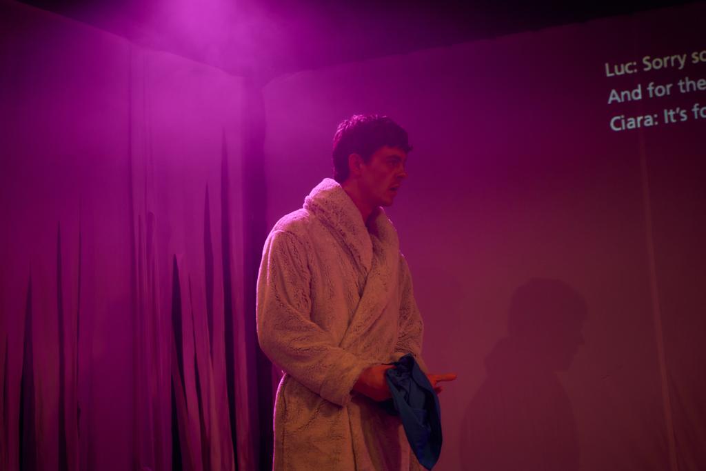 👀

What's the show that "easily held its own" against James Graham's Punch?

The show that's "heart breaking and beautifully insightful"?

That's right! Surfacing.

Last London preview tonight. 

👀 you there?

📸 <a href="/olispencerphoto/">Olivia Spencer Photography</a>
🙏 <a href="/LeftLion/">LeftLion Magazine Nottingham</a>
