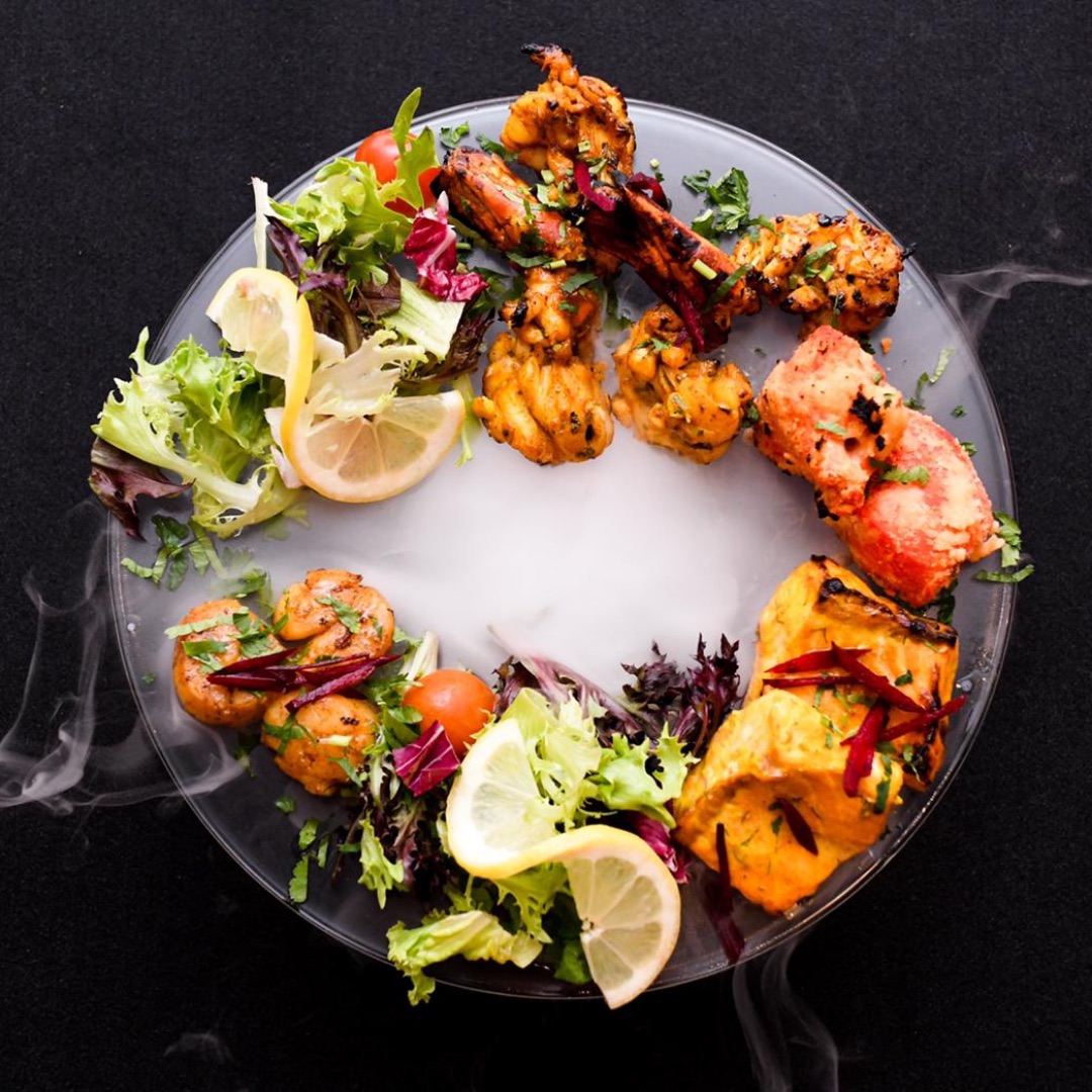 #JinghaMist for 2 to share - 2 Extra Large King Prawns 🦐 fresh line caught Salmon 🎣 cooked in the tandoor, served in a dramatic sea mist! 🤩🥂🍾 💫 Friday & Saturday only💫 📍Book your table today📍 rubys.org.uk/book-a-table.h… #rubysrestaurant #bishopsstortford #essexcurry