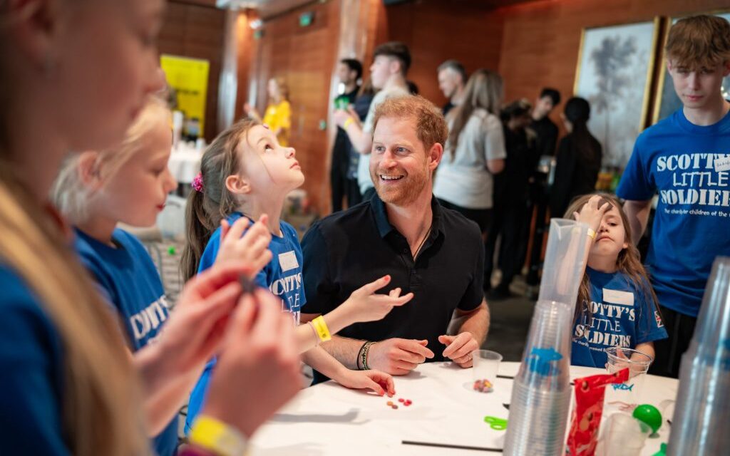 . @CorporalScotty hosted a heart-warming event in London, bringing together 50 children and young people who have experienced the death of a military parent for a fun-filled afternoon with Global Ambassador #PrinceHarry Read the full story at bit.ly/pf-harry