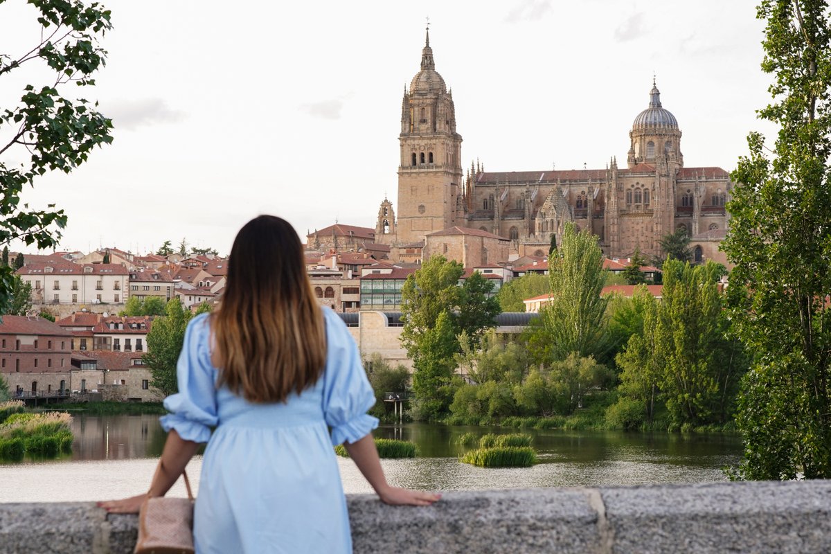 Ciudad contemporánea, universitaria y viva las 24 horas del día. Salamanca está siempre abierta, dispuesta a acoger al visitante y entregarle la riqueza de su patrimonio, su cultura, su ambiente joven y su gastronomía. ¡ Ásomate a #Salamanca!