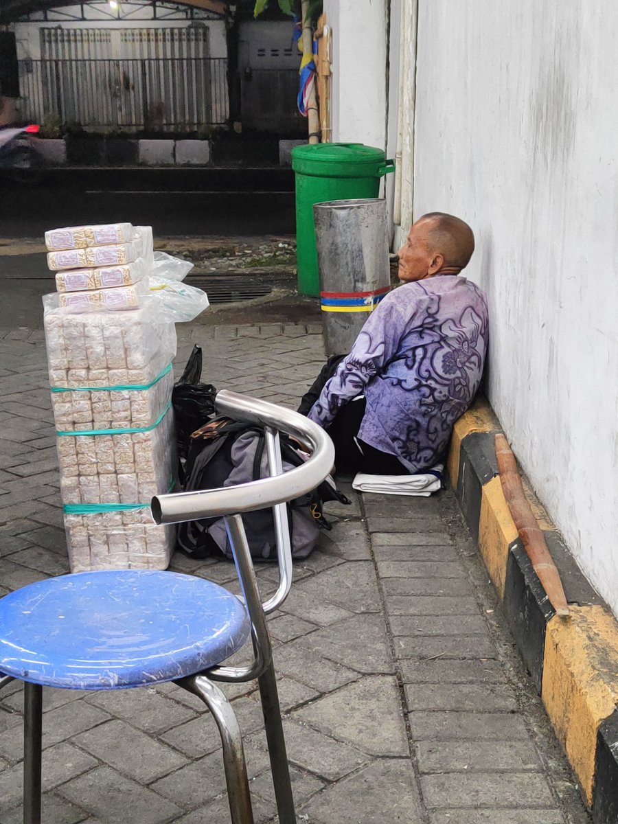 Yang mau larisin dagangan nya bapaknya.. di depan Indomaret Ahmad Yani.

Bapaknya Jual Jipang/Bipang keliling, 1 plastik isi 10 harganya 10rbuan.
Kasian daritadi nyender smbil ngelamun  😩

@infomalang @malangkuliner @yusufgunawan @ipoksamidub