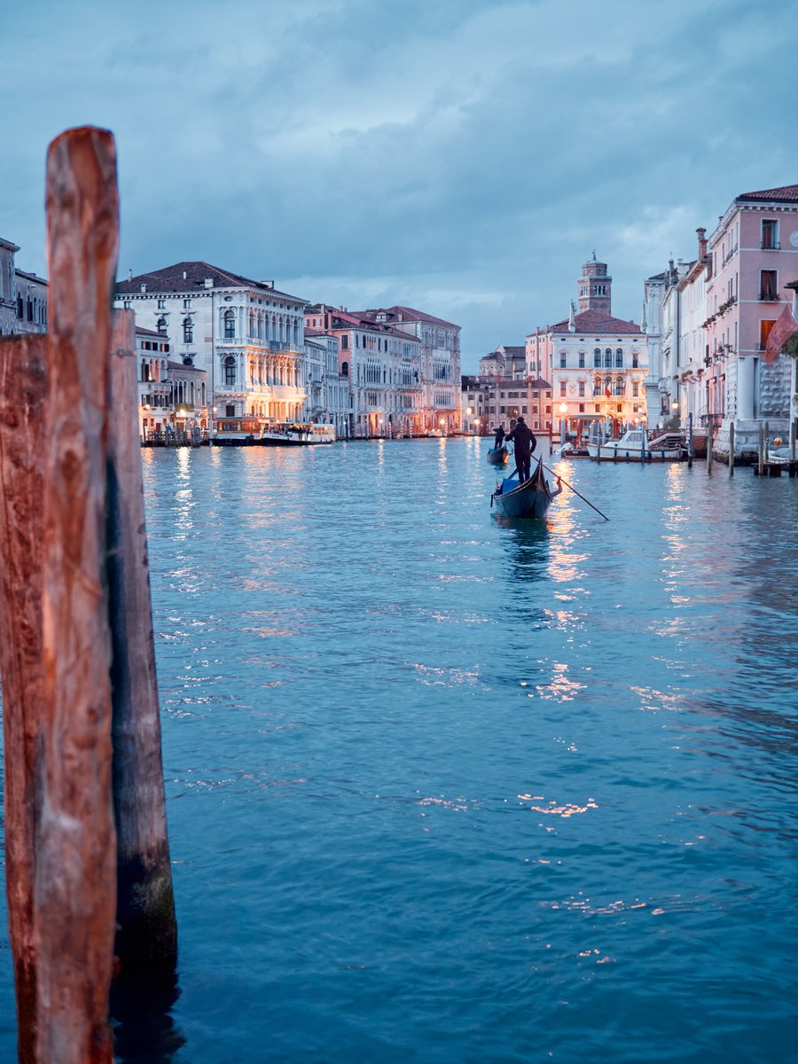 Credo di avervi raccontato ogni fase di #Venezia, ma mancava la mia preferita: quando la città si veste di un incredibile blu e le luci la decorano con una rara eleganza #photography #italy 📸 #whitexperience 🌍 bit.ly/whitexperience