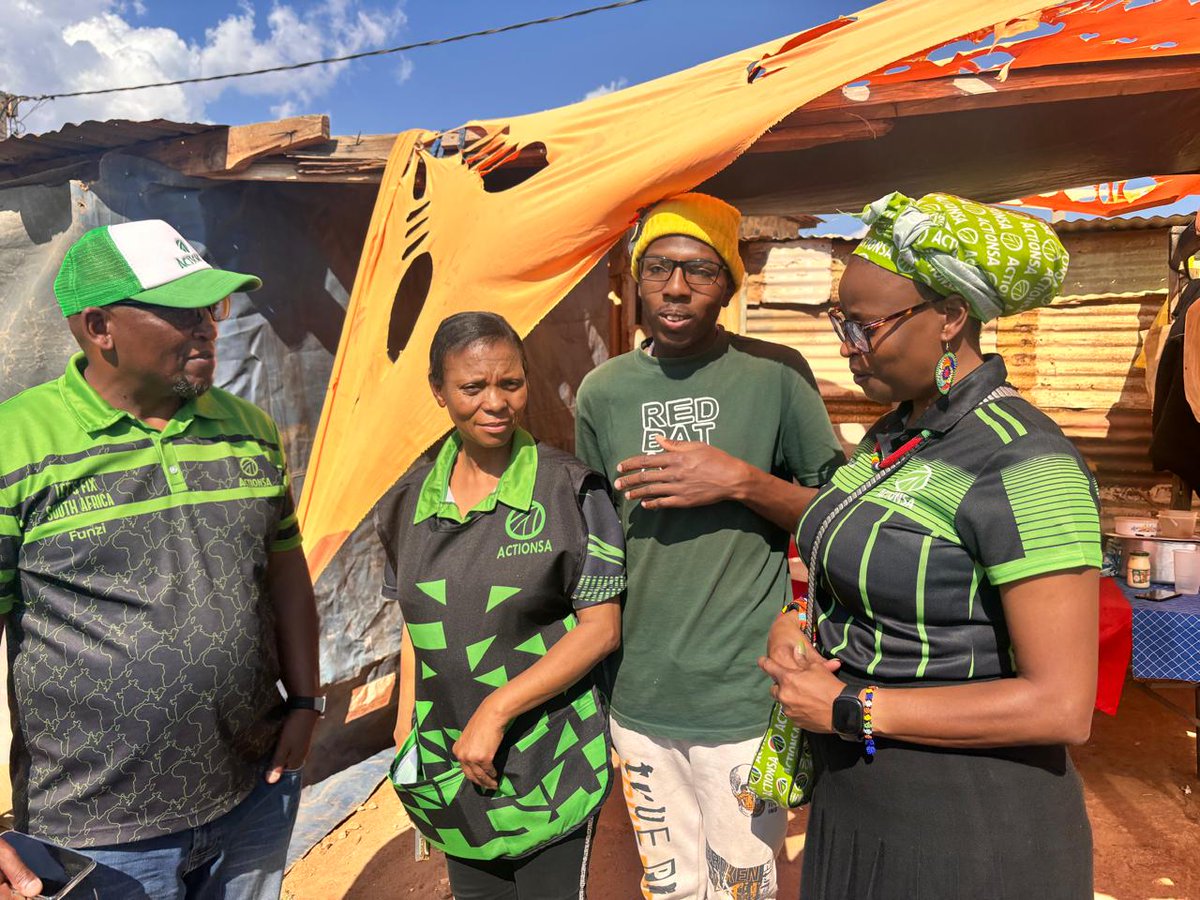 #TeamFixSA Member for Home Affairs @MikaNgobeni and our Gauteng Premier Candidate @Funzi_Ngobeni interact with local entrepreneurs in Etwatwa, Ekurhuleni as part of our #Spaza4Locals campaign. The campaign aims to highlight the importance of small businesses in our…