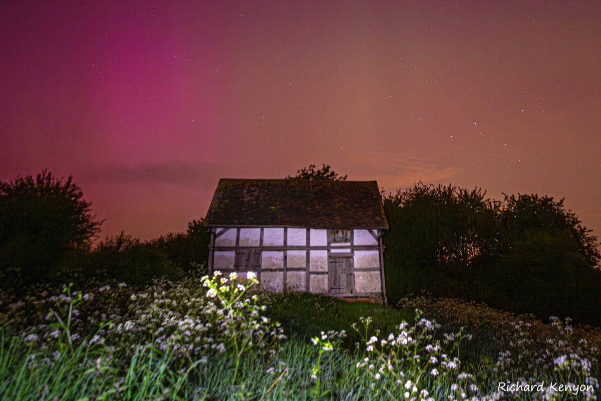 We're a bit late to the party! We've been sent this incredible photo of the Northern Lights over The Granary at #LowerSmiteFarm. Did you see them last weekend? 📸