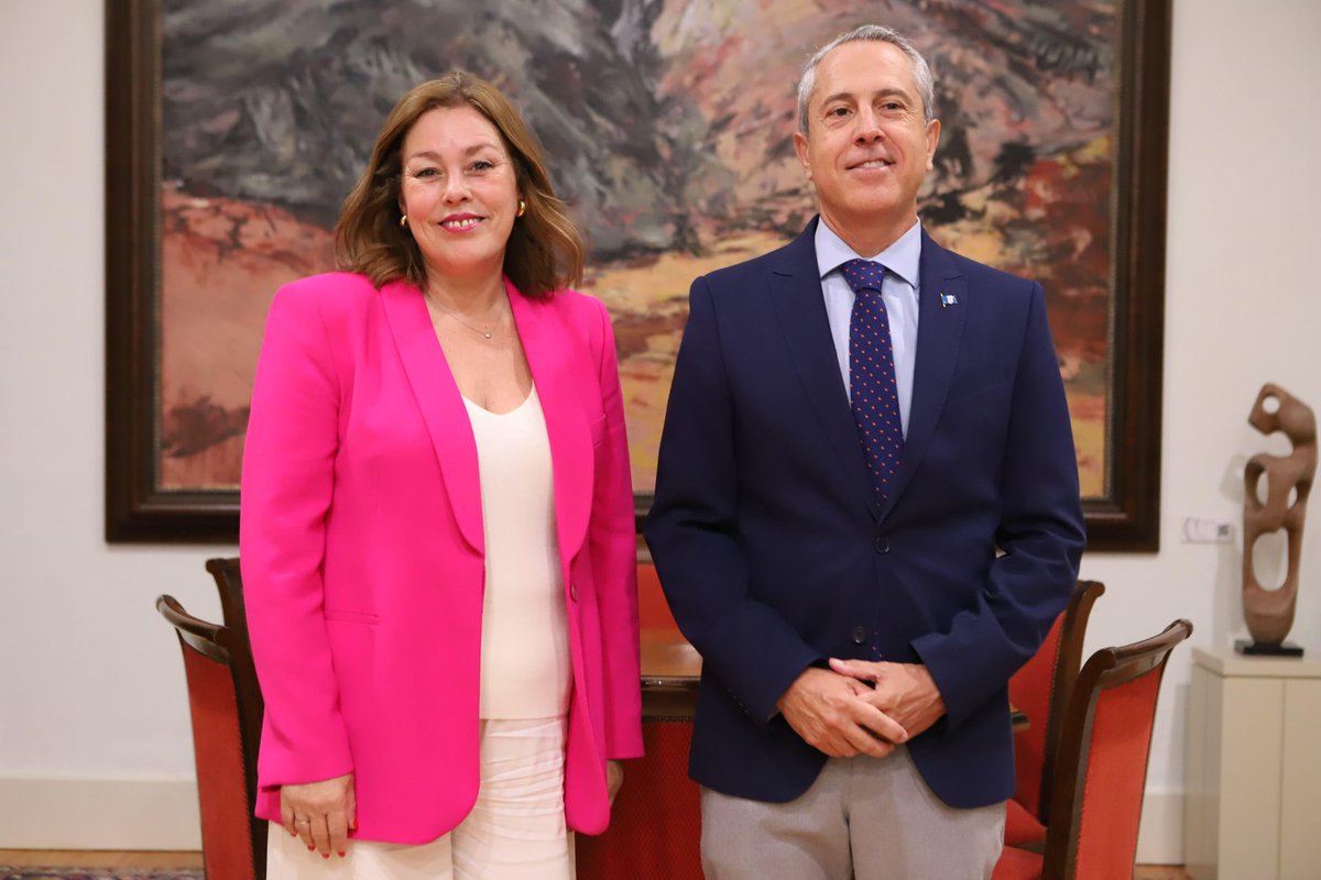La presidenta del Parlamento, @AstridPerezBat, ha recibido hoy a Alejandro Tosco de Castro, cónsul honorario de #Guatemala en Santa Cruz de Tenerife. Durante la visita compartieron detalles sobre las relaciones con este país cuya comunidad asciende a 2.500 personas en las islas.