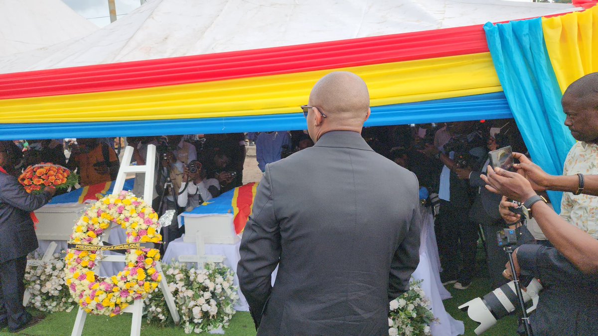 #RDC: Dépôt de gerbes de fleurs| Le Ministre @PatrickMuyaya rend hommages aux 35 morts.