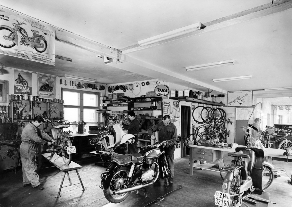 Diese zwei tollen Fotos möchten wir euch nicht vorenthalten. Ein Blick in die Fahrrad- und Motorrad-Werkstätte Ernst Rüegg in Oberwetzikon, datiert 1960er Jahre.

#wetzikon
#motorrad
#fahrrad
#handwerk