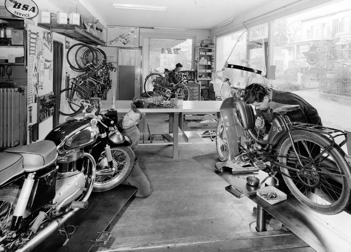 Wetzipedia's tweet photo. Diese zwei tollen Fotos möchten wir euch nicht vorenthalten. Ein Blick in die Fahrrad- und Motorrad-Werkstätte Ernst Rüegg in Oberwetzikon, datiert 1960er Jahre.

#wetzikon
#motorrad
#fahrrad
#handwerk https://t.co/wBfbEqFUmG