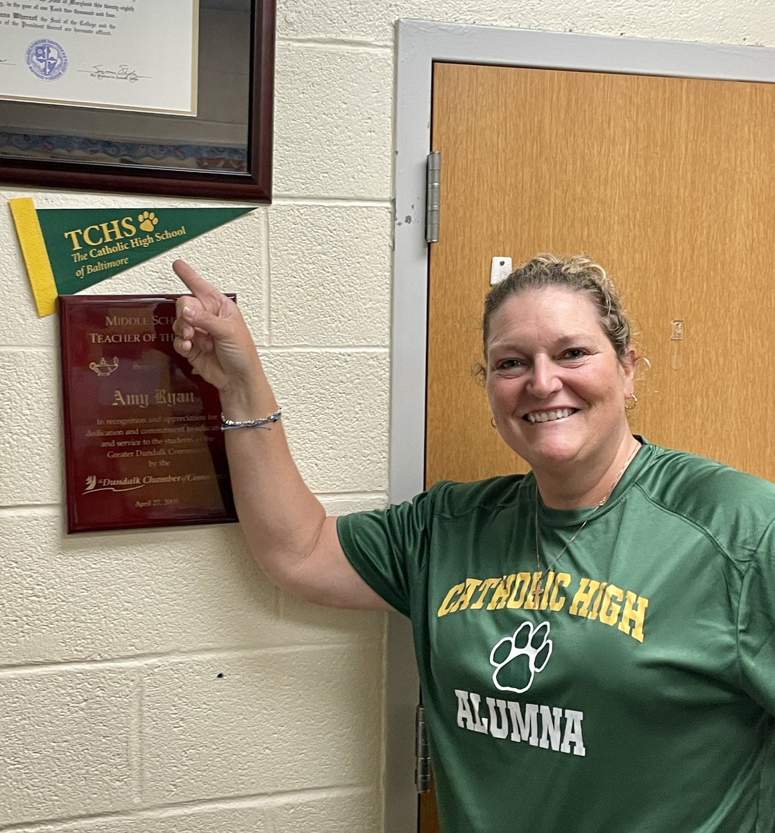 RyanAbeall's tweet image. Today @SparrowsPointMS teachers are celebrating our high school choice and sharing our experiences with our students.

Proud @TCHS_Balt Alumna 
Class of 1993 💚💛