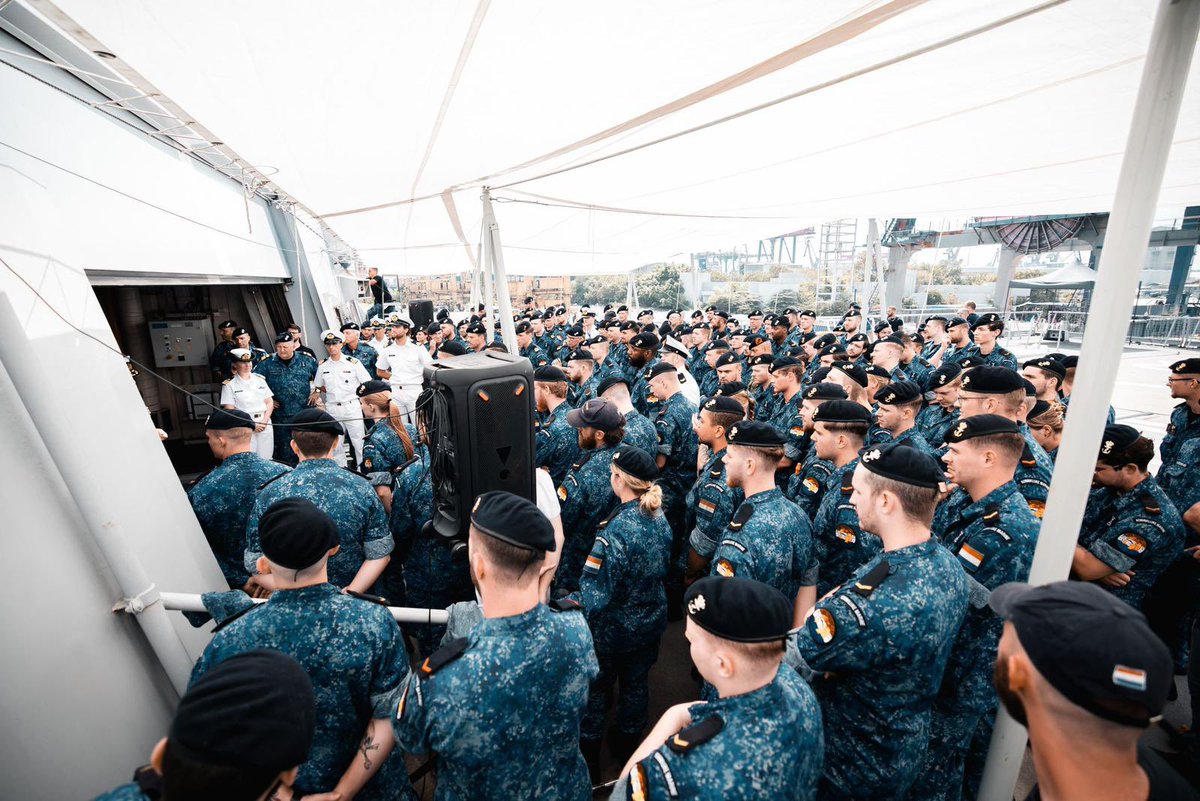 Zr.Ms. Tromp is aangekomen in de hoofdstad van Indonesië, Jakarta 🇮🇩. Dit havenbezoek is een belangrijk gebaar van vriendschap en samenwerking tussen Nederland en Indonesië, twee landen die historische en culturele banden delen. @NLinIndonesia