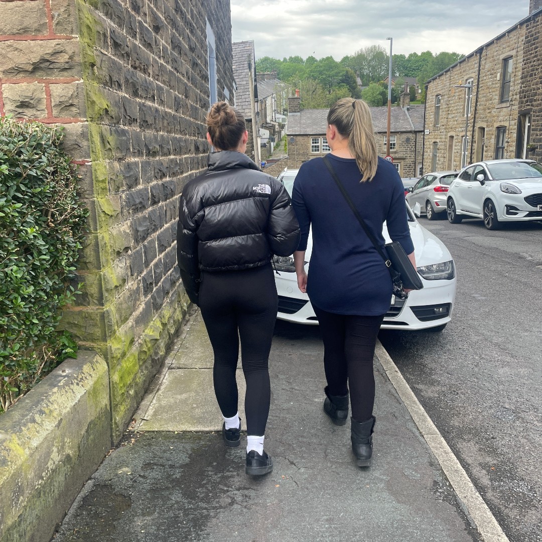 Yesterday, we joined @LancsPolice & Trading Standards in Rossendale 🚔 Unfortunately, 4 stores sold knives to our 14yo volunteer. We reminded them about Challenge25 & the risks of selling knives. Not the cutting edge we hoped for, but #OpSceptre is full of prevention tactics.
