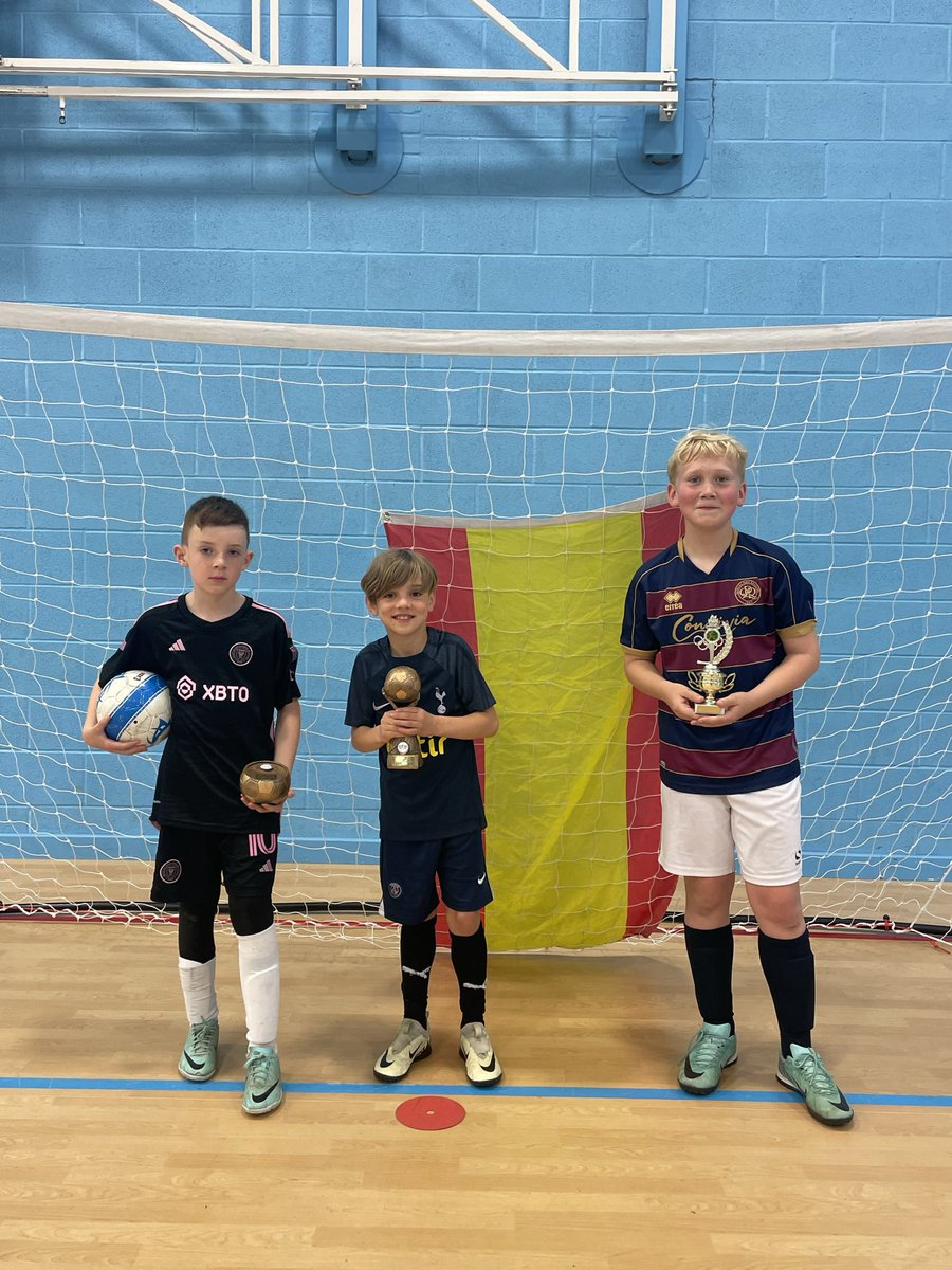 Tuesday futsal fun⚽️

Skills on display 🔥 

Improving our fitness💪

Players of the session + Top scorer🏆
#futsal #Futsal #futsalskills #kidsfutsal #futsalcoaching