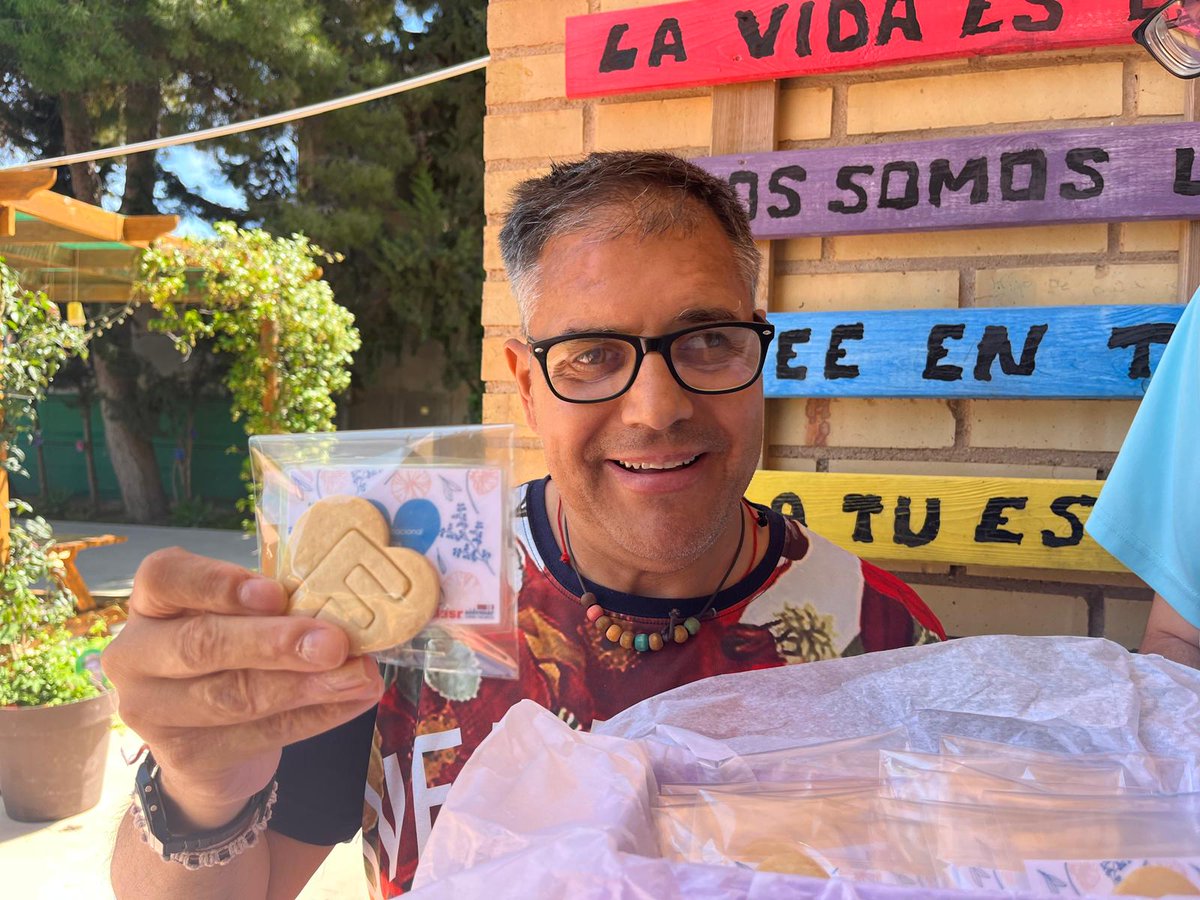 Por el #DíaInternacionalDeLasFamilias, los chicos/as del CDA Santa Rosalía han hecho unas galletas para regalárselas a su familia con el mensaje de ❞𝗢𝗵𝗮𝗻𝗮 𝘀𝗶𝗴𝗻𝗶𝗳𝗶𝗰𝗮 𝗙𝗮𝗺𝗶𝗹𝗶𝗮❞ 📷