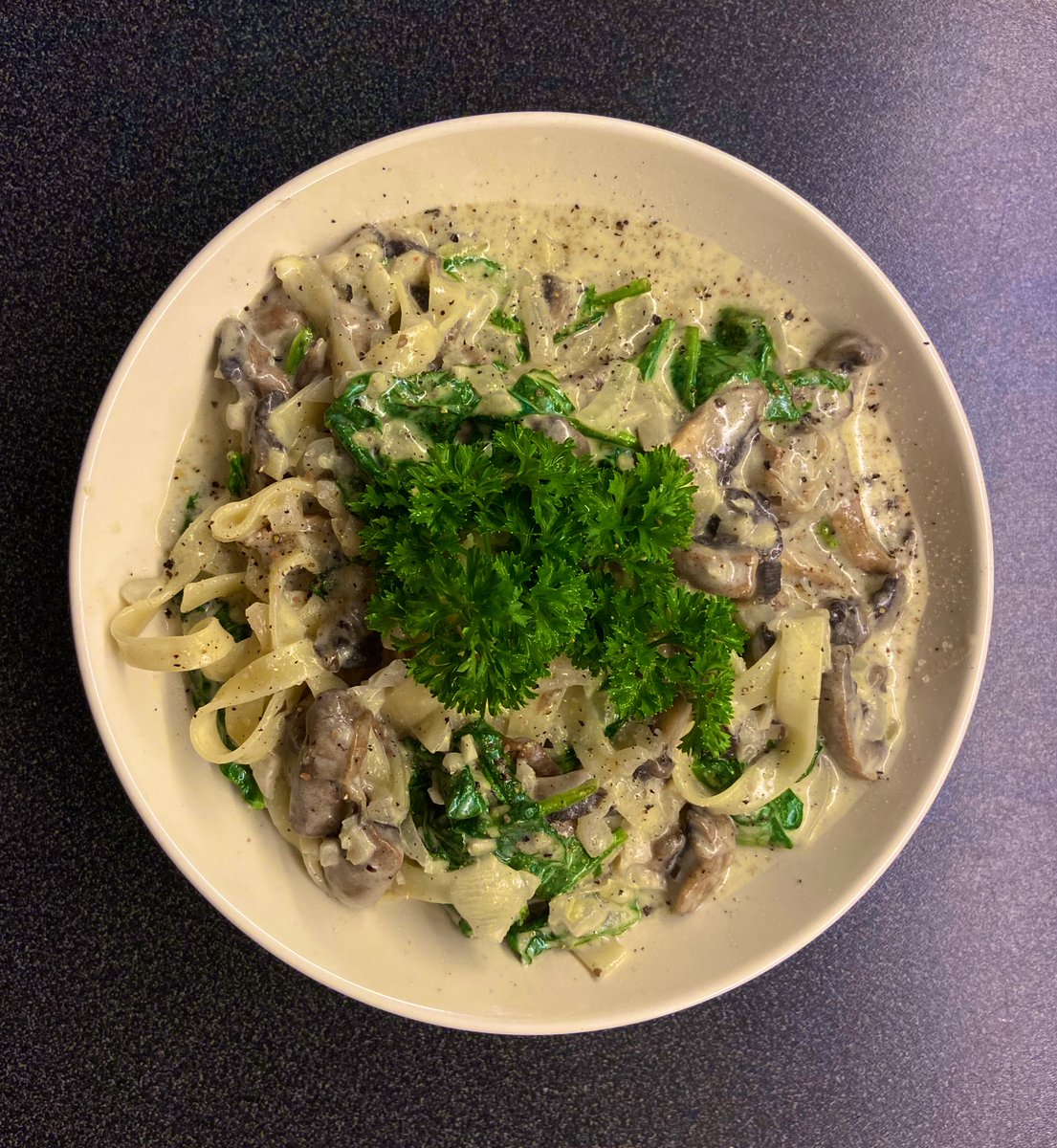 I was craving this all afternoon after my mans showed me pasta he ate so I made my own version of creamy mushroom spinach pasta. Yeah the portion too big for one person but I don’t care and will eat it all 😂