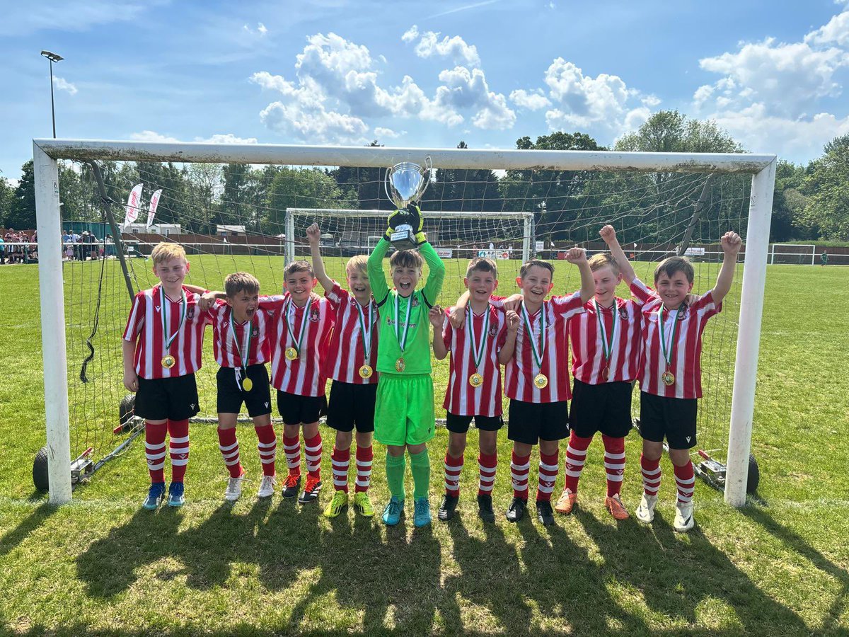 SBJFC1's tweet photo. We are so incredibly proud of our U9 Barca team who absolutely smashed the tournament in Biggleswade at the weekend and won it! Huge congratulations to you all!  #wearestevenageborojuniors @midhertsrml @RoystonCrowYFL @HertfordshireFA https://t.co/e0vMdbeQgR