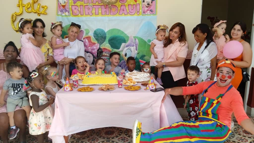 Fiesta, alegría, satisfacción eso y más merecen ellos:  los niños, los que más saben querer!!!
Feliz 1er aniversario de la casita infantil de la @UCMHolguin!!!
#UCMHo 
#15Aniversario