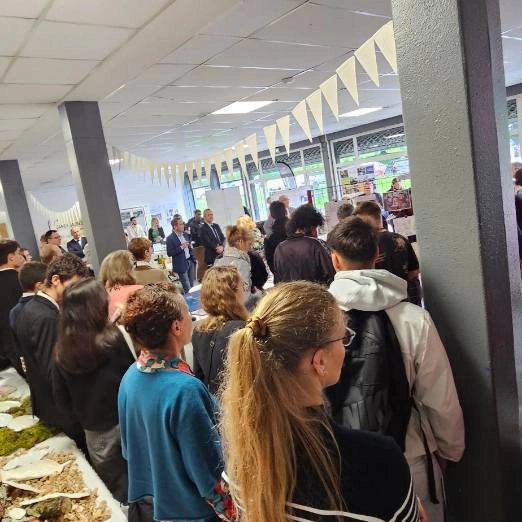 🟧🟦🟩🟨
#jdco2024
Journée Académique du Chef d'Oeuvre 2024.
Nos élèves Tiphaine et les deux Corentin présentent le projet #anamorphose dans le cadre du Chef d'Oeuvre.
Ils sont encadrés par Mmes Colesse et Franqueville.
<a href="/aclimoges/">Académie de Limoges</a>
<a href="/NvelleAquitaine/">Nouvelle-Aquitaine</a>