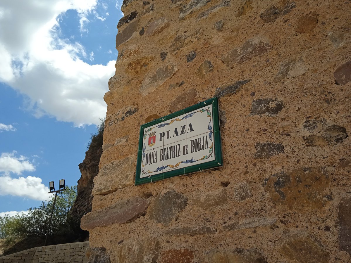 Probablemente el palacio más suntuoso del Alto Palancia, más que el de Maria de Luna y el infante Martín, fue el castillo palacio de #BeatriudeBorja en #Castellnovo ahora mismo en rehabilitación.