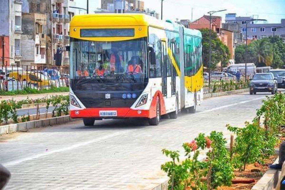 Ngir Yàlla wa Rassuli jàpp leen ci fii sabililah awleen si passages piétons yi may seen bop jàmm🙏
Je suis à genoux 🧎