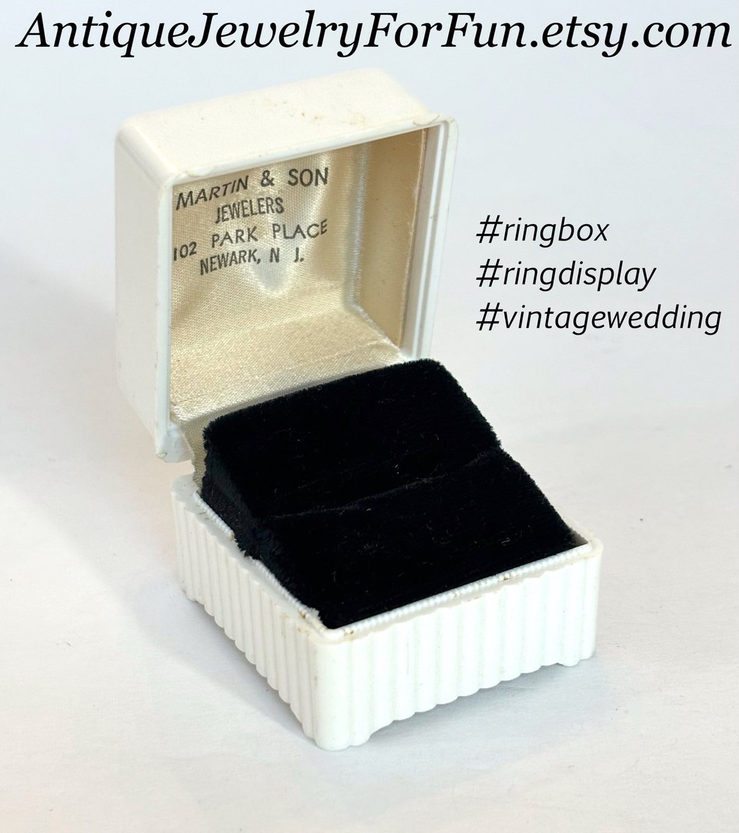 ReneeTWorthen's tweet image. #vintageringbox #ringdisplay #ringbox #celluloid etsy.com/listing/171716…