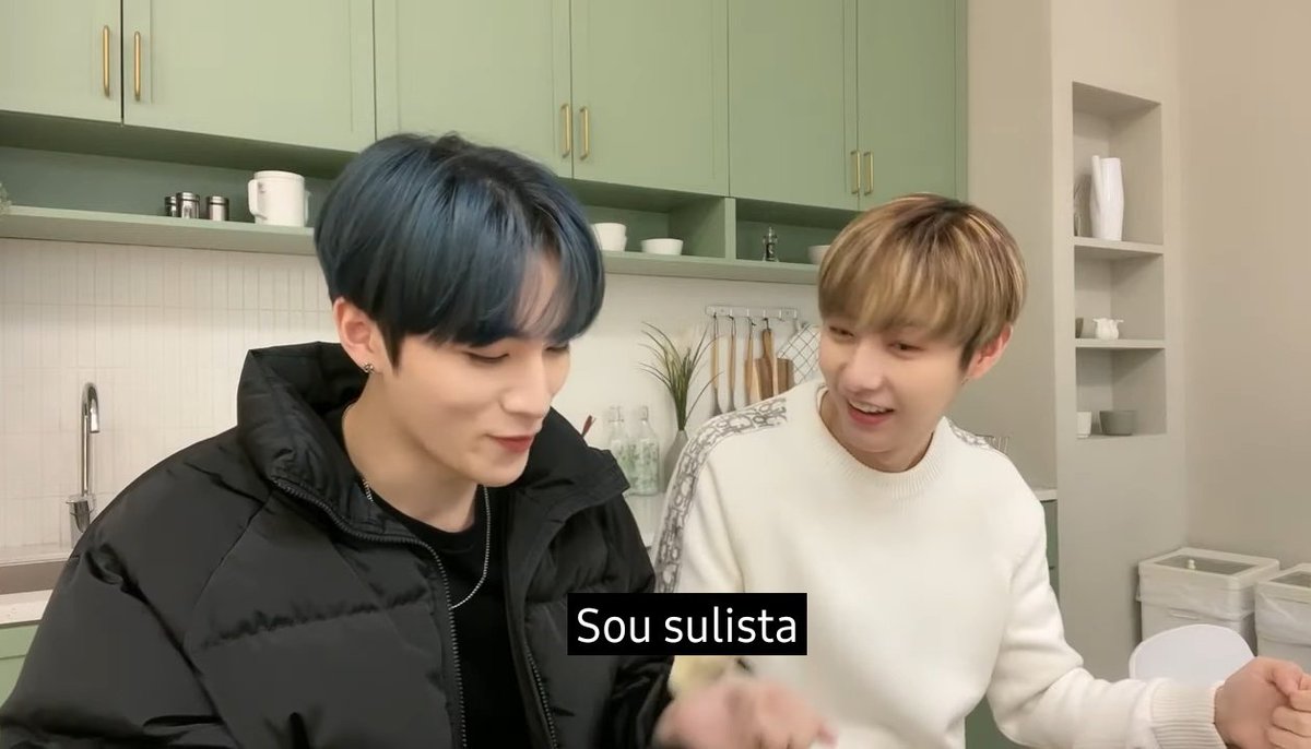 eu tava reassistindo essa live dos 2jun e eu simplesmente amo esse momento do dejun surtando pq o renjun colocou o molho de pimenta todo dentro do negóciokkkkkkkkkkk o choque cultural do renjun nordestino e xiaojun sulista